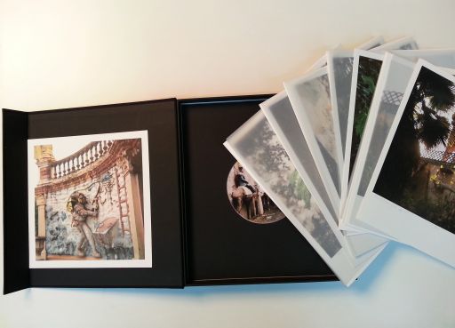 Edicin Pasatiempo: contiene 11 fotografas, en formato 29x25 cm, impresas sobre papel Hahnemuhle Fine Art Texturado de 310 gr., en el taller de Galicia Color de A Corua; y un DVD con Pasatiempo, pelcula de Vari Carams, con montaje de ngel Rueda. De l
